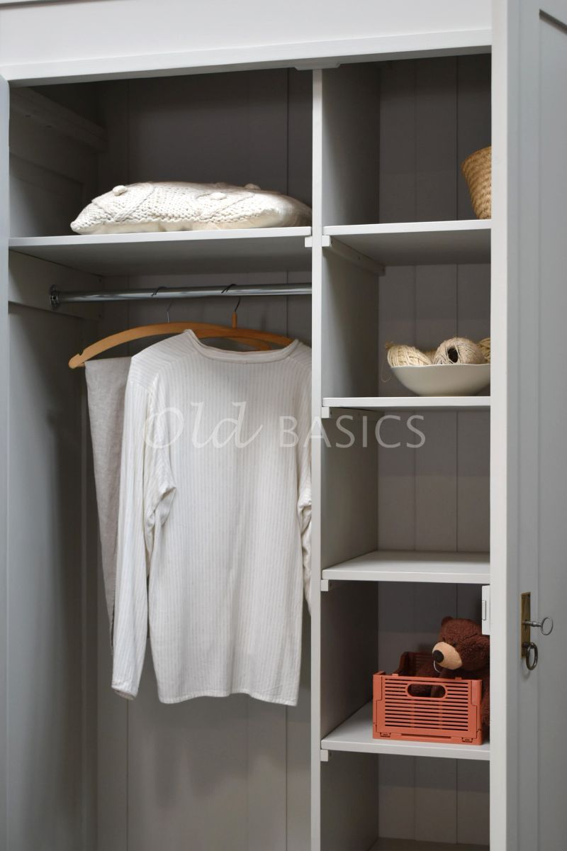 Detail van Linennkast Plage, 3 deuren, RAL7044, grijs, materiaal hout